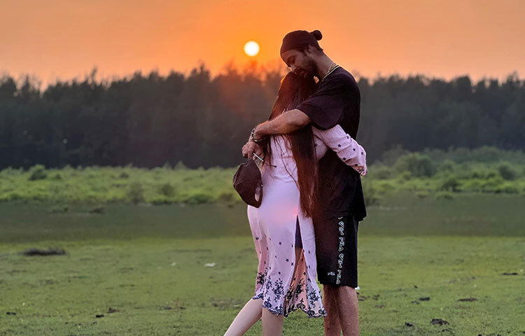 কক্সবাজার সমুদ্রসৈকত এলাকায় রাজ-পরীমনি এই ফটোসেশনে অংশ নেন। ছবি: ফেসবুক