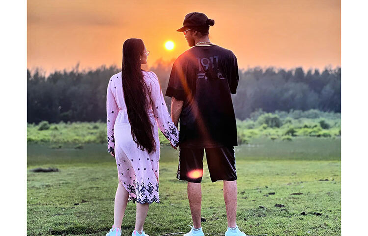 উল্লেখ্য, এবারের ঈদের ছুটি কাটাতে রাজ-পরীমনি কক্সবাজারে রয়েছেন। ছবি: ফেসবুক