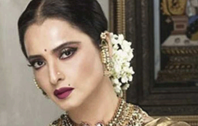 ভারতীয় সিনেমার কিংবদন্তি রেখা। অভিনয়ের জন্য তিনি অগণিত সম্মান পেয়েছেন। ৬৫ বছর বয়সেও তিনি একই দ্যুতি ছড়িয়ে চলেছেন। বয়স তার কাছে সংখ্যা মাত্র।