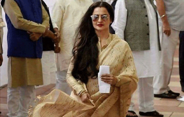 তবে শুধু এটুকুতেই রেখার বিলাসবহুল জীবনযাপন করা মোটেই সম্ভব নয়। রেখা অত্যন্ত বুদ্ধিমতী। তিনি জানেন কীভাবে কতটা খরচ করা উচিত। আয়ের সঙ্গে সামঞ্জস্য রেখেই তাই তিনি ব্যয় করে থাকেন।