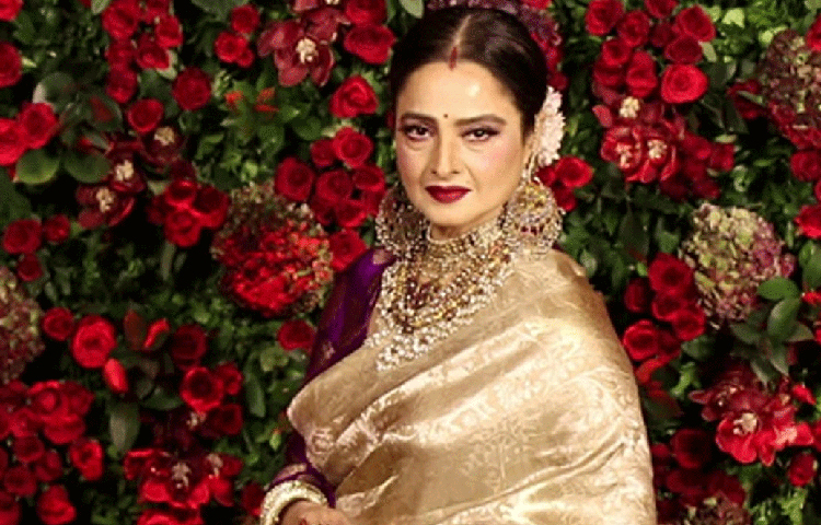 এ ছাড়া তাকে যে সব সময়ই যে অতি জাঁকজমকপূর্ণ শাড়িতে দেখা যায়, তার বেশিরভাগই উপহার পাওয়া এবং তার নিজের পুরনো সংগ্রহ।