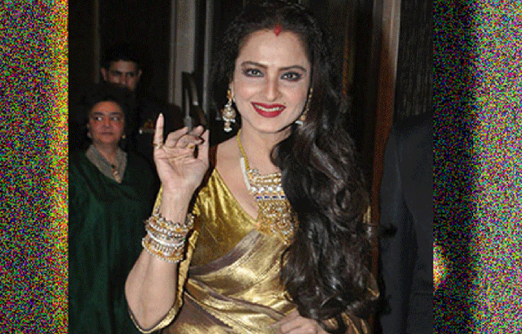 ফলে ডিজাইনারের পিছনে অহেতুক অনেক টাকা তাকে খরচ করতে হয় না। তার একজনই সেক্রেটারি, ফারজানা। রেখার সব সময়েই সঙ্গী এই ফারজানাই।