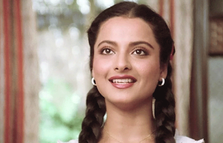 রেখাকে এখন সেভাবে কোনো ফিল্মে দেখা যায় না। বিজ্ঞাপনেরও তিনি পরিচিত মুখ নন। তা হলে তার উপার্জনের উৎস কী? কোথা থেকে তিনি এত টাকা পান যা দিয়ে তার রাজকীয় সাজগোছ, বিলাসবহুল জীবনযাপনের খরচ সামলাতে পারেন?