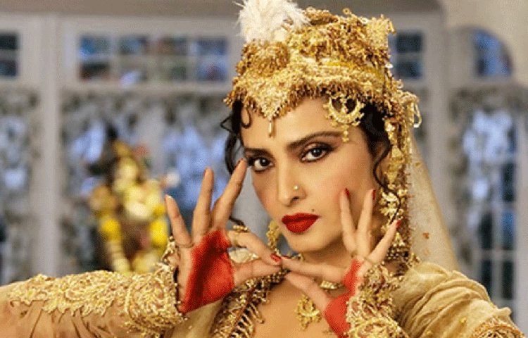 অথচ কোনো ছবি না করার পরও এখনো সেই একই লাইফস্টাইল রয়েছে তার। তার মানে নিশ্চয়ই কিছু নির্দিষ্ট উপার্জনের উৎস রেখার রয়েছে। সেটি কী?