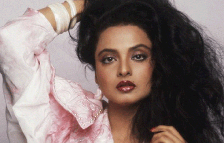 এক বিনোদনমূলক ম্যাগাজিনের রিপোর্ট বলছে, মুম্বাইয়ের বান্দ্রাতে রেখার বিলাসবহুল বাংলো রয়েছে। এ ছাড়াও মুম্বাইয়ে এবং দক্ষিণ ভারতে একাধিক বাংলো রয়েছে তার।