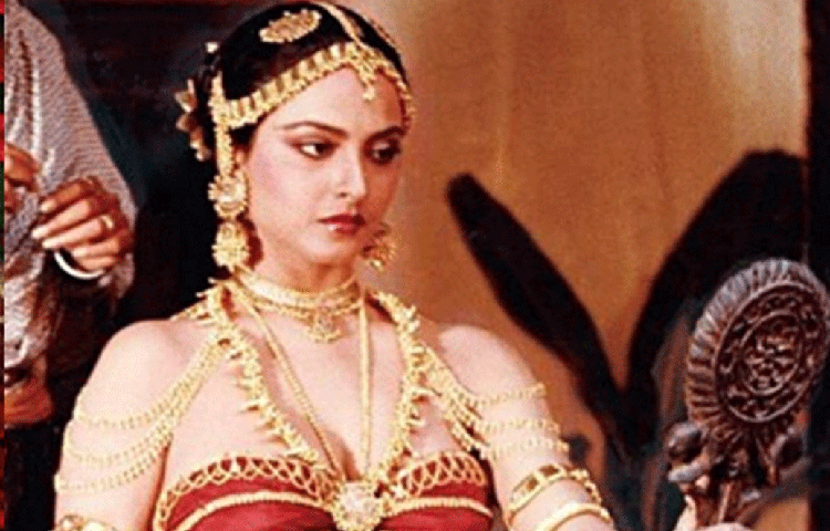 এই বাংলোগুলো সবই ভাড়া দেয়া। সেখান থেকে প্রতি মাসে একটা বড় অঙ্কের টাকা রেখার ব্যাংক অ্যাকাউন্টে ঢোকে।