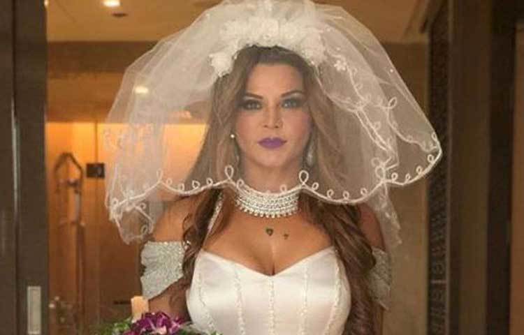 গত ৩০ জুলাই ভারতের মুম্বাইয়ের এক পাঁচতারা হোটেলে গাঁটছড়া বাঁধেন রাখি। তার বিয়ের সেই ছবি নেট দুনিয়ায় ভাইরাল হতেই ভক্তদের মনে নানা প্রশ্ন জাগে।