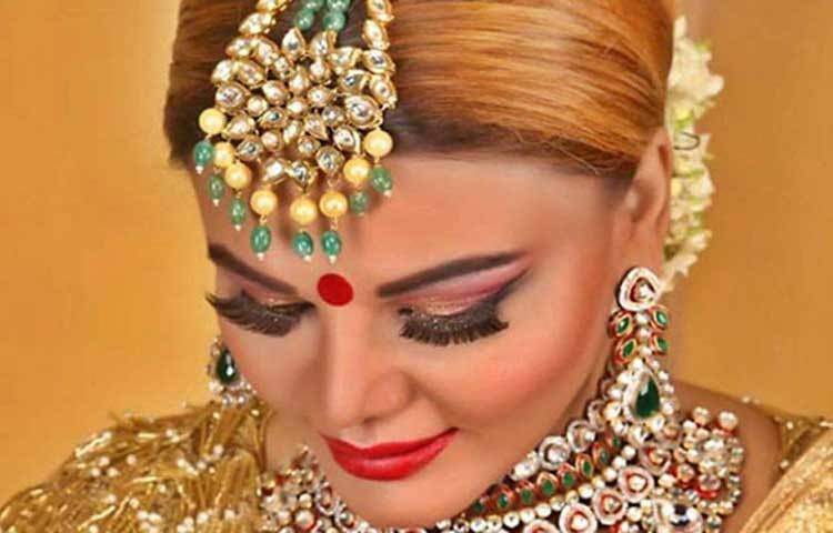 শুধু জানিয়েছেন, তার স্বামীর নাম রীতেশ। তিনি একজন প্রবাসী ভারতীয়। লন্ডনের ব্যবসায়ী। বিয়ের পর রাখি লন্ডনেই শিফট করেছেন। লন্ডনে তাদের নতুন বাড়ির ছবিও ইনস্টাগ্রামে শেয়ার করেছিলেন তিনি।