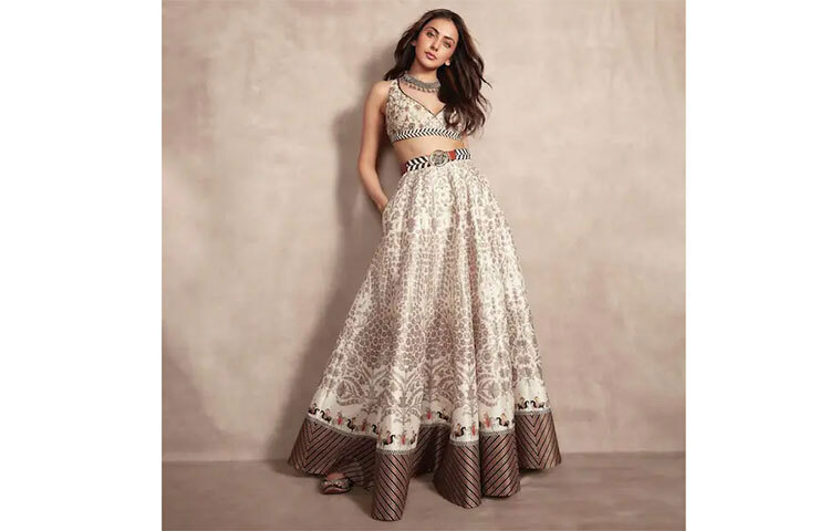 সম্প্রতি নিজের সোশ্যাল মিডিয়ায় গহনায় সেজে ছবি আপলোড রাকুল। ছবি: সংগৃহীত