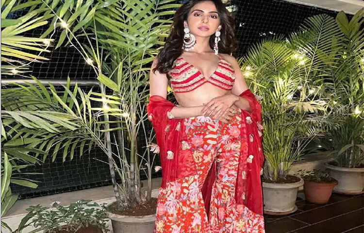 লাল ফ্লোরাল লেহেঙ্গায় রকুল প্রীত সিং। তার এই পোশাকের ছবি ভীষণ পছন্দ করছেন রাকুলের ভক্তরা। ছবি: সংগৃহীত