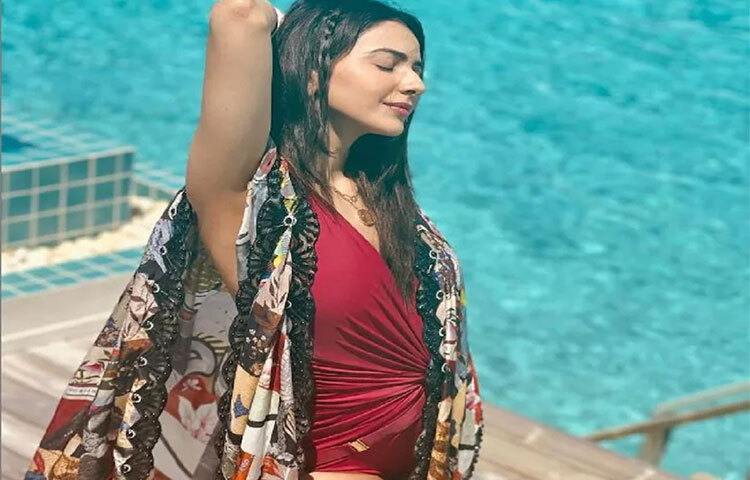 একগুচ্ছ বিকিনি পরা ছবিতে ভক্তদের উষ্ণতার মাতালেন রাকুল প্রীত সিং। ছবি: সংগৃহীত