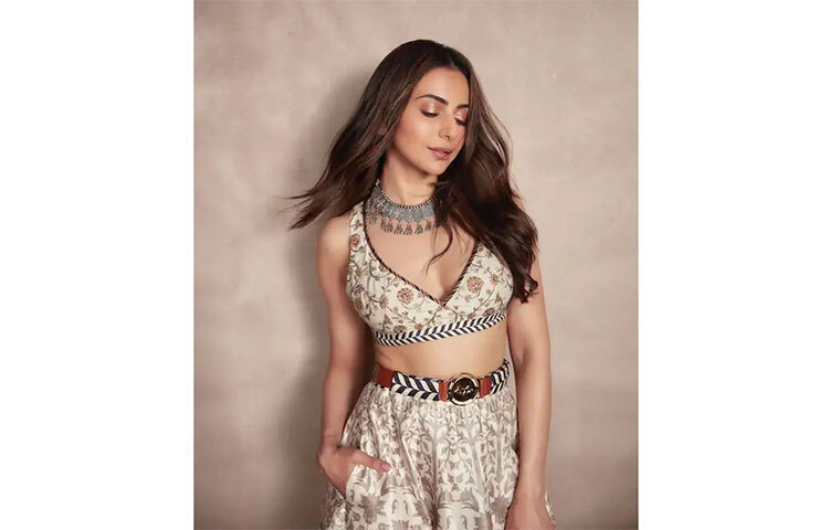 টপ আর লম্বা স্কার্টে বেশ মানিয়েছে তাকে। ‘স্টানিং’, তার ছবিতে কমেন্ট অনুরাগীদের। ছবি: সংগৃহীত