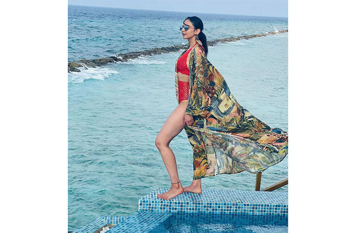 সমুদ্রসৈকতে বুক ভরে নিঃশ্বাস নিচ্ছেন রাকুল। হিন্দি ছাড়াও কন্নড় ছবির নায়িকা রকুল। ‘ভেঙ্কটডি এক্সপ্রেস’, ‘কারেন্ট থেগা’ ছবিতে তাকে দেখা গিয়েছে। ছবি: সংগৃহীত