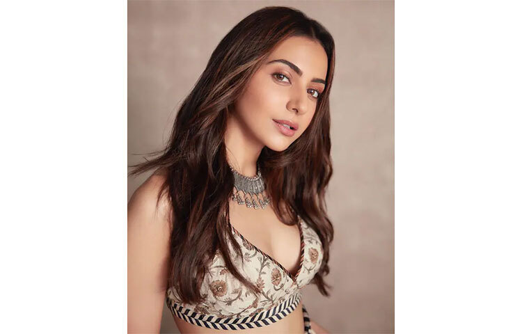 আপাতত ‘রানওয়ে ৩৪’ ছবির প্রচারে ব্যস্ত অভিনেত্রী। তাকে প্রায়ই একাধিক জায়গায় দেখা যাচ্ছে। ছবি: সংগৃহীত