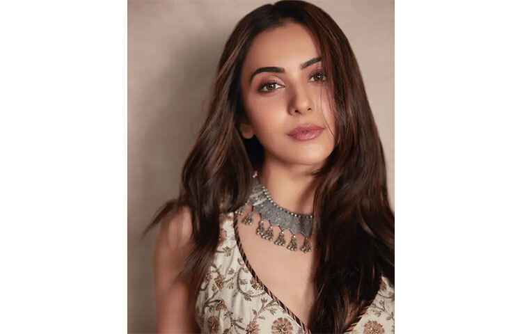 সাম্প্রতিক ছবিগুলোতে রাকুলকে ‘চিক লুক’-এ দেখা গেল। পরেছিলেন মানানসই রুপার গয়না। ছবি: সংগৃহীত