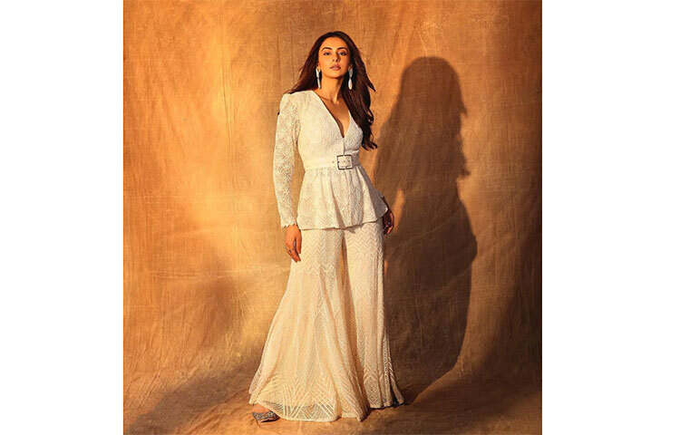 অফ হোয়াইট রঙের পোশাকে রাকুল। বাবা ছিলেন সেনা অফিসার। তাই ছোট থেকেই নিয়মানুবর্তিতার মধ্যে বড় হয়েছেন রাকুল। ছবি: সংগৃহীত