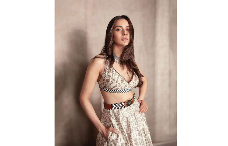 ছবি শেয়ার করে অভিনেত্রী ক্যাপশনে লেখেন, ‘মানুষের পেছনে না ছুটে স্বপ্নের পেছনে ছুটে চল।’ প্রিয় মানুষের ছবিতে ভালবাসা জানিয়েছেন প্রেমিক জ্যাকি ভগনানিও। ছবি: সংগৃহীত