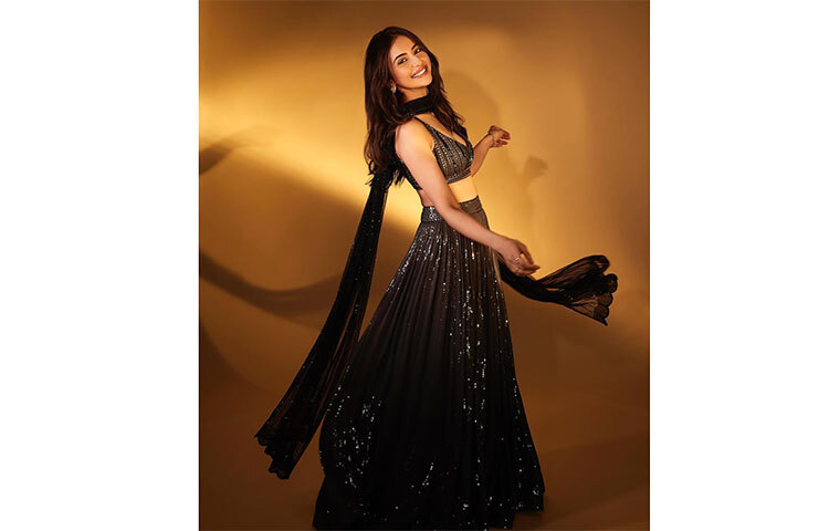 কালোয় ছড়ালেন রূপের মুগ্ধতা।১৮ বছর বয়স থেকেই মডেলিং করতেন তিনি। ২০০৯ সালে ডেবিউ হয় কন্নড় ছবি ‘গিল্লি’-র মাধ্যমে। ছবি: সংগৃহীত