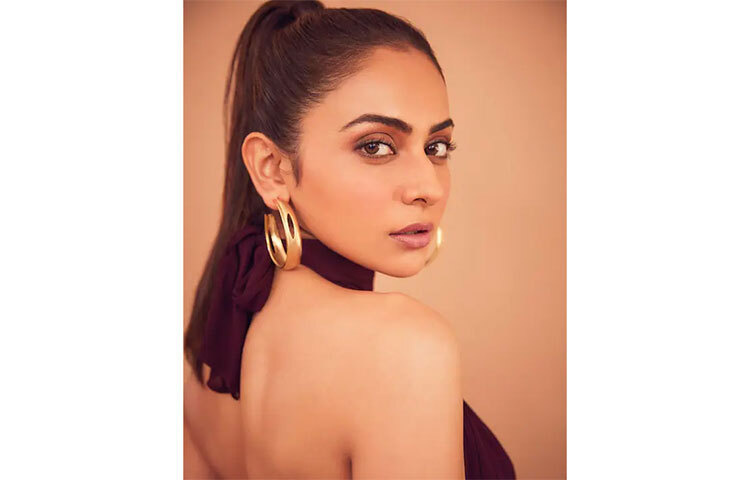 চলতি বছর ব্যাক টু ব্যাক ছবি রয়েছে রকুলপ্রীত সিংহের হাতে। অজয় দেবগনের ‘রানওয়ে ৩৪’ ছাড়াও তাকে দেখা যাবে জন আব্রাহামের সঙ্গে ‘অ্যাটাক’ ছবিতে। ছবি: সংগৃহীত