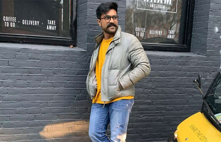 রাম চরণকে বলা হয় ‘মেগা পাওয়ার স্টার’। এটা তার বাবা চিরঞ্জীবীর উপাধি ‘মেগাস্টার’ ও তাঁর চাচা পাবন কল্যাণের উপাধি ‘পাওয়ার স্টার’-এর সমন্বয়ে ভক্তরা তৈরি করেছেন। এই উপাধিটার তিনি এনজয় করেন। ছবি: সংগৃহীত