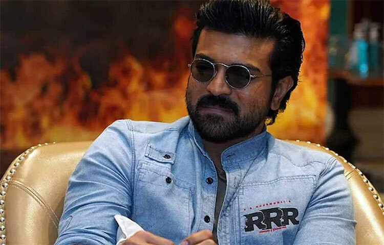 বাবার সহযোগিতায় রাম চরণের অভিনয় জীবন শুরু হয়। তবে তার বাবা চিরঞ্জীবী অভিনয় থেকে বিরতি নিয়েছিলেন। ছবি: সংগৃহীত