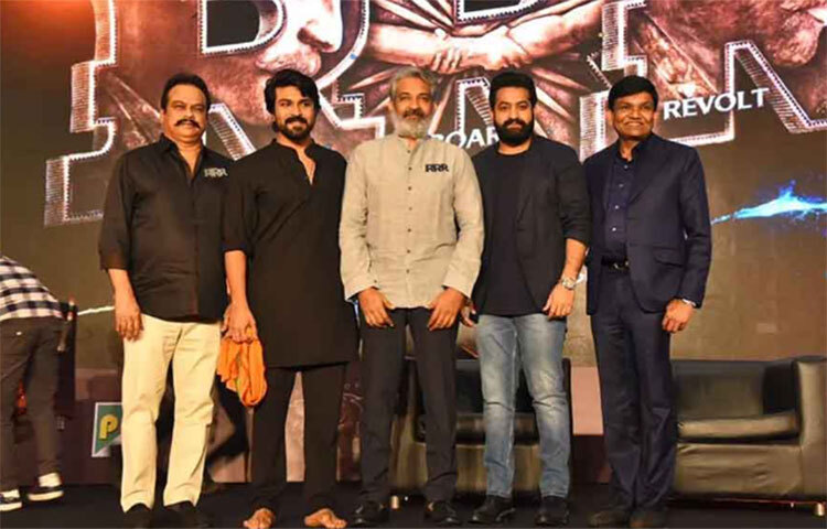 পার্টি শুরু হতেই একে একে এসেছেন হুমা, অমিরেরা। হইহুল্লোড়ের মাঝে আমিরের সঙ্গে হাসিমুখে ‘পোজ’ দিতে ভোলেননি তারা। ছবি: সংগৃহীত