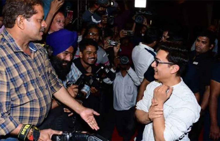 ফোটোগ্রাফারেরা ঘিরে ধরলে হাসিমুখে তাদের দাবি মিটিয়েছেন বছর সাতান্ন আমির। ছবি: সংগৃহীত