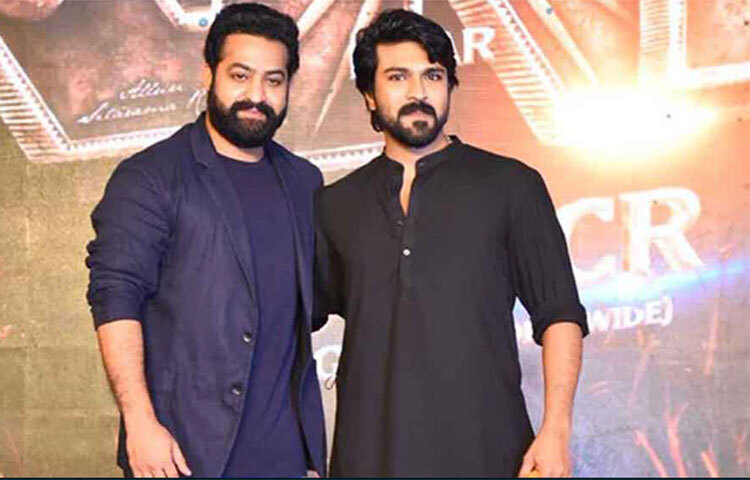 আসলে, শবরীমালা মন্দিরের আয়াপ্পাস্বামীর ভক্ত রামচরণ ‘আয়াপ্পা দীক্ষা’-র ব্রত করছেন। ফলে ৪১ দিন পর্যন্ত তাকে নিরামিষাশী থাকতে হবে। গোঁফদাড়ি কাটা বা জুতো পরা যাবে না। পরতে হবে কালো পোশাকও। ছবি: সংগৃহীত