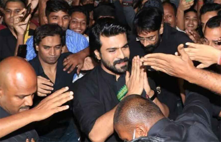 ৪১ দিনের ব্রত শেষে শবরীমালা মন্দিরে যাবেন রামচরণ। ফলে আজকাল এ অবতারে সবর্ত্র দেখা যাচ্ছে দক্ষিণী সুপারস্টার চিরঞ্জীবীর পুত্রকে। ছবি: সংগৃহীত