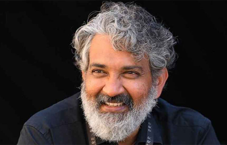 বক্স অফিসের রেকর্ড নিয়ে বোধ হয় বিশেষ মাথাব্যথা নেই পরিচালক এস এস রাজামৌলী বা ছবির অভিনেতা রামচরণদের। আপাতত তারা ব্যস্ত জমিয়ে এ ছবির সাফল্য উদ্যাপন করতে। ছবি: সংগৃহীত