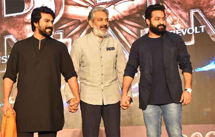 সম্প্রতি মুম্বইয়ে ‘আরআরআর’-এর সাফল্য উদ্যাপনে হাজির হয়েছিলেন জুনিয়র এনটিআর, রামচরণরা। হাজির ছিলেন বলিউডের বড় তারকারাও। ছবি: সংগৃহীত