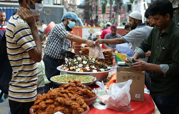 সারাদিন রোজা রেখে ইফতারের সময় অতিরিক্ত খাবার না খেয়ে পরিমাণমতো খাবেন। রোজায় যেসব খাবার খেলে হজমে সমস্যা হয় ঐসব খাবার না খাওয়াই ভালো। ছবি: সংগৃহীত