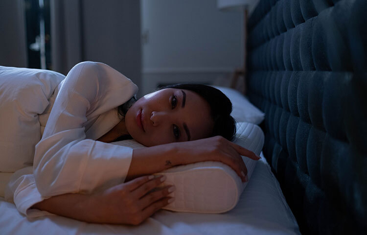 পর্যাপ্ত ঘুমের দিকেও লক্ষ্য রাখতে হবে। কেননা ৭-৮ ঘণ্টার কম ঘুম আপনার রোগ-প্রতিরোধ ক্ষমতাকে কমিয়ে দেবে। সারাদিন রোজা রেখে ইফতারে পানি কম খাওয়ার কারণে হজমে সমস্যা, কোষ্ঠকাটিন্য ও আরও অনেক সমস্যা দেখা দেয়, এ কারণে ইফতারের সময় হতে সেহরির সময় পর্যন্ত প্রচুর পরিমাণে পানি খাবেন। ছবি: সংগৃহীত