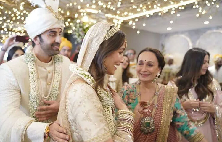 আলিয়ার মা সোনি রাজদান দম্পতিকে ঘড়ি উপহার দিয়েছেন, সেই স্পেশাল ঘড়ির দাম ২.৫ কোটি রুপি। ছবি: সংগৃহীত