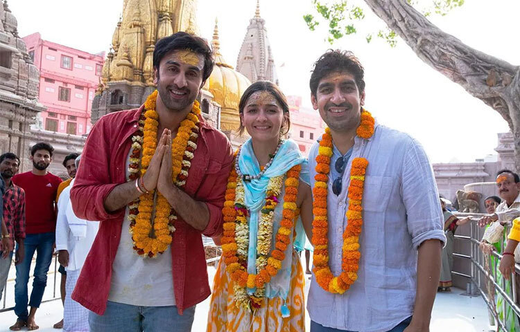 পরিচালক অয়ন মুখোপাধ্যায় রণবীর ও আলিয়াকে অডি কিউ এইট মডেলের একটি গাড়ি উপহার দিয়েছেন, দাম ১.৩ কোটি রুপি। ছবি: সংগৃহীত