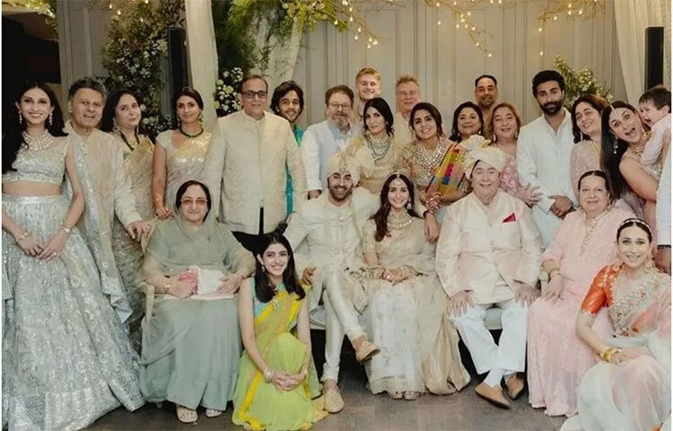 বিয়ের পর, সদ্য বিবাহিত দম্পতি রণবীর-আলিয়া ১৬ এপ্রিল একটি গ্র্যান্ড রিসেপশন পার্টির আয়োজন করেছিলেন, এই গ্র্যান্ড পার্টিতে তাদের পরিবারের সদস্য ছাড়াও ফিল্ম ইন্ডাস্ট্রির তারকারা। ছবি: সংগৃহীত
