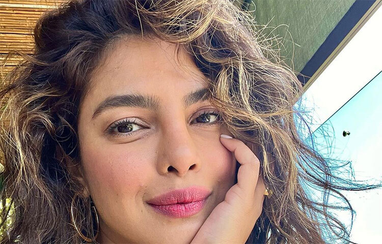 প্রিয়াঙ্কা চোপড়াও আলিয়াকে হিরের নেকলেস দিয়েছেন, যার দাম ৯ লাখ রুপি। ছবি: সংগৃহীত