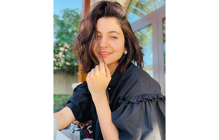 অনুশকা শর্মা মণীশ মালহোত্রার একটি ড্রেস উপহার দিয়েছেন আলিয়াকে, যার দাম ১.৬ লাখ রুপি। ছবি: সংগৃহীত