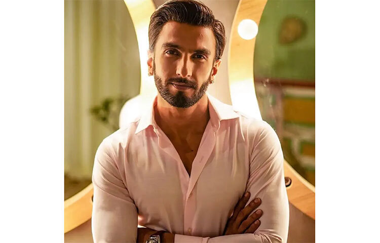 রণবীর সিং উপহার রণবীর কাপুরকে উপহার দিয়েছেন কাওয়াসাকি নিনজা এইচটু আর মোটরবাইক। দাম ৭৮ লাখ রুপি। ছবি: সংগৃহীত