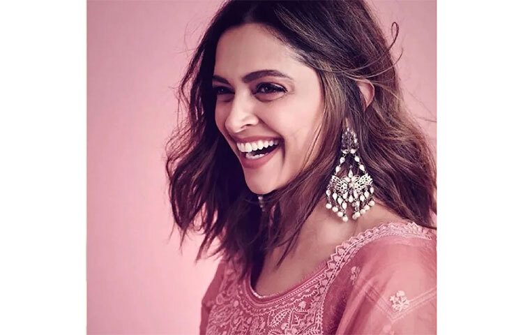 দীপিকা পাড়ুকোন নবদম্পতিকে দামি ব্র্যান্ড শোপার্ডের ঘড়ি উপহার দিয়েছেন। যার দাম প্রায় ১৫ লাখ রুপি। ছবি: সংগৃহীত