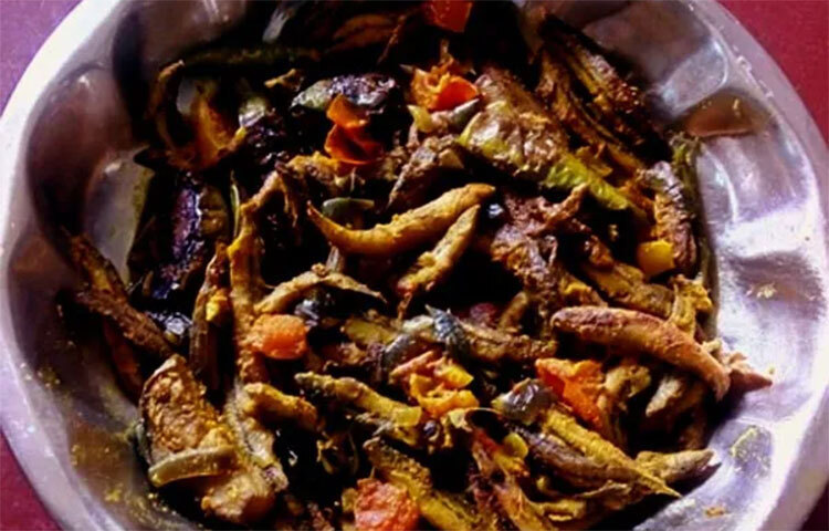 ভাতের সঙ্গে মিশ্র সবজি, মাছ অথবা মাংস খাবেন। সারাদিন না খেয়ে থাকতে হবে বলে, অনেকেই সেহরিতে অতিরিক্ত খাবার খান। এটি মোটেই ঠিক নয়। কারণ, চার-পাঁচ ঘণ্টা পার হলেই খাদ্যগুলো পাকস্থলী থেকে অন্ত্রে গিয়ে হজম হয়। তাই প্রয়োজনের তুলনায় বেশি না খাওয়াই ভালো। বরং মাত্রাতিরিক্ত খেলে ক্ষতির আশঙ্কা থাকে। ছবি: সংগৃহীত