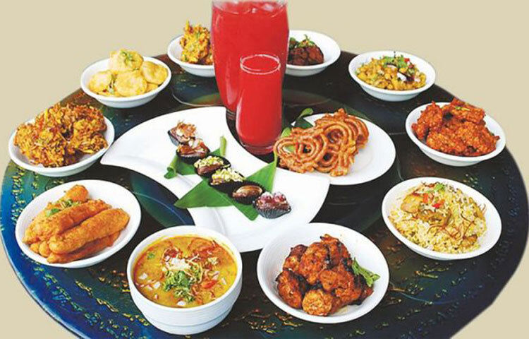 রমজানে দীর্ঘ সময় অভুক্ত থাকায় শরীরে পানিশূন্যতা দেখা দিতে পারে। ফলে শরীরে নানা জটিলতা দেখা দেয়। তাই ইফতার থেকে সেহরি পর্যন্ত পর্যায়ক্রমে অন্তত দেড় থেকে দুই লিটার পানি পান করুন। অনেকে পানির পরিবর্তে লেমন অথবা রোজ ওয়াটার, শরবত, ভিটামিন ওয়াটারসহ নানা ধরনের প্রক্রিয়াজাত পানীয় পান করেন। ছবি: সংগৃহীত