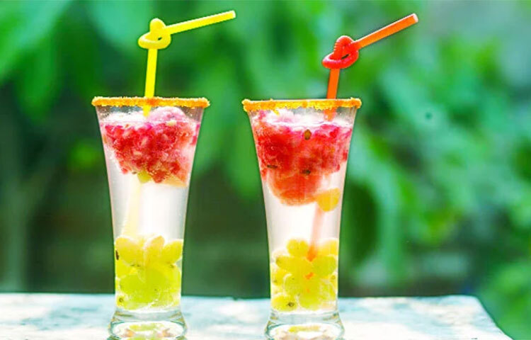 এবিষয়ে পুষ্টিবিদদের অভিমত, রোজাদারদের শুধু বিশুদ্ধ পানি পান করাই ভালো। কার্বোনেটেড ও সুগার ড্রিংক, চা ও কফি পান করলে শরীর থেকে অধিক পানি বের হয়ে যায়। তাই কার্বোনেটেড, বেভারেজ ও সুগার ড্রিংক বা নানা ধরনের শরবত পরিহার করা উচিত। ছবি: সংগৃহীত