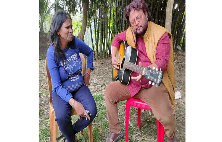 সোশ্যাল মিডিয়া রাতারাতি জনপ্রিয়তা এনে দিয়েছিল ভারতের রানাঘাটের বাসিন্দা রানু মণ্ডলকে। এবার তার জীবন নিয়েই তৈরি হচ্ছে নতুন ছবি ‘মিস রানু মারিয়া’। ছবি: সংগৃহীত