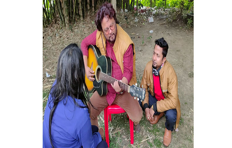 ছবিটি পরিচালনা করবেন হৃষীকেশ মণ্ডল। পরিচালক হৃষিকেশ মণ্ডল এবং সংগীত পরিচালক সিধু পৌঁছে গিয়েছিলেন রানাঘাটে রানু মণ্ডলের বাড়িতে। সেখানেই চলল প্র্যাকটিস। ছবি: সংগৃহীত