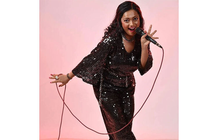 হিন্দি ভাষায় তৈরি এই ছবিতে রানু মণ্ডলের চরিত্রে অভিনয় করছেন ঈশিকা দে। ছবি: সংগৃহীত