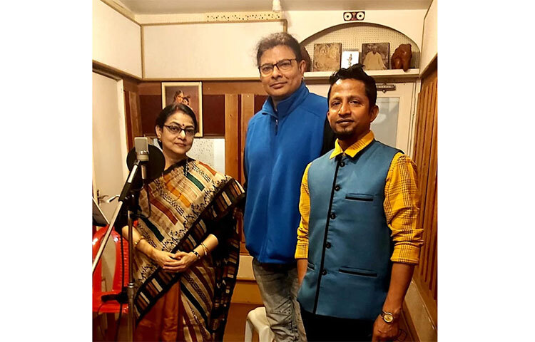 ছবির চারজন মিউজিক ডিরেক্টর। সুরজিৎ চ্যাটার্জী, সিদ্ধার্থ রায় ওরফে সিধু, নীলাকাশ রায় ও সন্দীপ কর। গান গেয়েছেন সুরজিৎ চ্যাটার্জী, সিদ্ধার্থ রায়,  শ্রীরাধা ব্যানার্জি, অঙ্কিতা ভট্টাচার্য্য, প্রশমিতা পাল, শুভশ্রী, সায়ন্তনী, বাবুল সুপ্রিয় ও রানু মণ্ডল নিজেও। প্রসঙ্গত এই হিন্দি ছবির সুবাদে  সিধু ও সুরজিৎ চ্যাটার্জী বলিউডে অভিষেক করছেন মিউজিক ডিরেক্টর হিসেবে। ছবি: সংগৃহীত