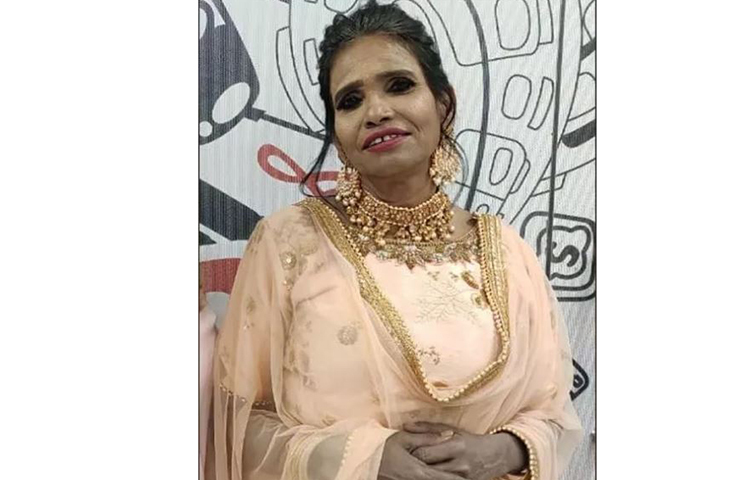 রানু মণ্ডলের এই ছবিও ভাইরাল হয়েছে। ভারতের রানাঘাট থেকে বহুদিন আগেই মুম্বাই পাড়ি দিয়েছেন রানু মণ্ডল।