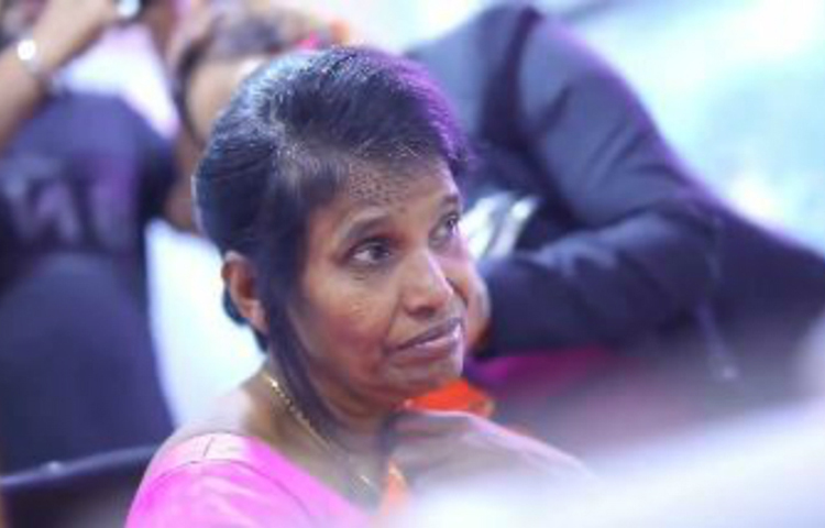 রানু মণ্ডলের চড়া মেকআপের ছবি ভাইরাল সামাজিক যোগাযোগ মাধ্যমে। মিমি ছড়িয়ে হাসি-মস্করাও করছে অনেকে। কিন্তু ওই ছবিটি আসলে ভুয়া।