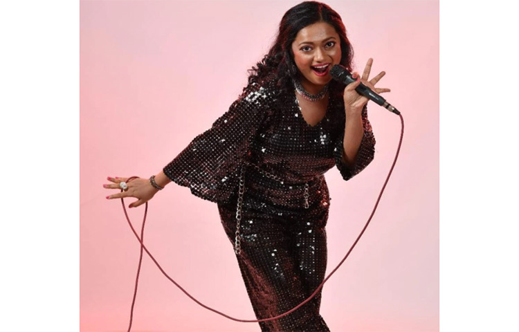 সোশ্যাল মিডিয়া রাতারাতি জনপ্রিয়তা এনে দিয়েছিল ভারতের রানাঘাটের বাসিন্দা রানু মণ্ডলকে। এবার তার জীবন নিয়েই তৈরি হচ্ছে নতুন ছবি ‘মিস রানু মারিয়া’। ছবিটি পরিচালনা করবেন হৃষীকেশ মণ্ডল। হিন্দি ভাষায় নির্মিতব্য এই ছবিতে রানু মণ্ডলের চরিত্রে অভিনয় করছেন ঈশিকা দে। ছবি: সংগৃহীত